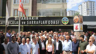 Diyarbakır'da Kuyumcu Esnafı Silahlı Saldırıyı Kepenk Kapatarak Protesto Etti