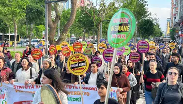 Batman’da Kürt Dil Bayramı Etkinlikleri Yürüyüşle Başladı