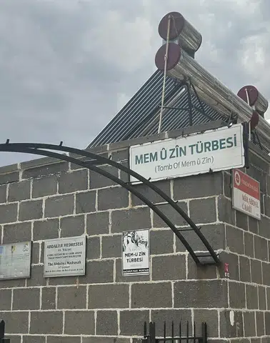 Cizre'nin Tarihi Mekânlarında Neden Kürtçe Tabela Yok?