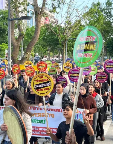 Batman’da Kürt Dil Bayramı Etkinlikleri Yürüyüşle Başladı