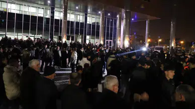 Van’da halkın direnişi sürüyor: Belediye önünde nöbet devam ediyor!