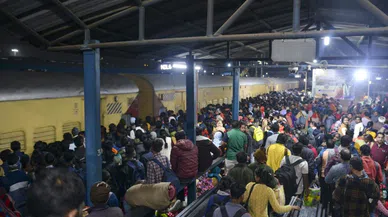 Hindistan’da tren felaketi: İzdihamda 16 kişi hayatını kaybetti