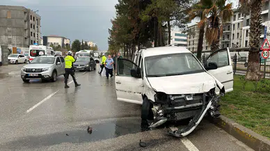 Adıyaman’da trafik kazası: Çarpışma sonucu aydınlatma direği devrildi