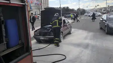 Batman’da alev alan otomobil maddi hasarla kurtarıldı