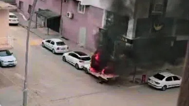 Diyarbakır’da park halindeki otomobil yangında kül oldu