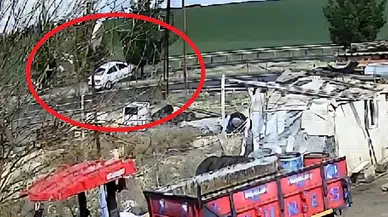 Diyarbakır’da kontrolden çıkan otomobil ağaca çarptı: Sürücü hastaneye kaldırıldı