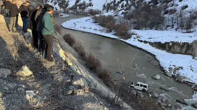 Hakkari'de şarampole devrilen araç Zap Suyu'na düşerek, sürücü hayatını kaybetti