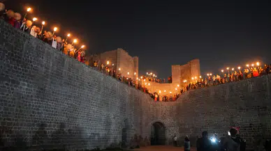 Nevruz ateşi Diyarbakır Surları’nda yandı