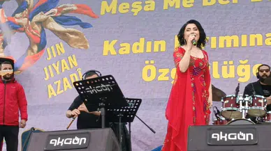 Rojda'nın şarkılarıyla Diyarbakır'da kadınların 8 Mart coşkusu zirveye çıktı