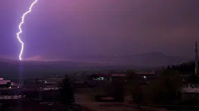 Diyarbakır’da şimşeklerin oluşturduğu doğal şölen kamera kayıtlarında