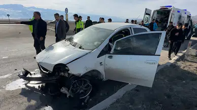 Yüksekova’da kontrolden çıkan Araç kaldırıma çarptı