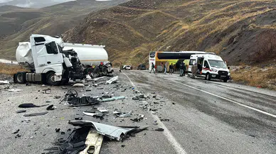 Hakkari’de Diyarbakır otobüsü ile Tır çarpıştı, yaralılar hastaneye kaldırıldı