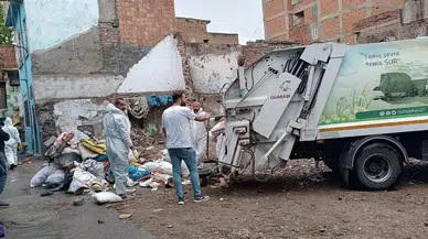Diyarbakır’da 85 yaşındaki Behiye Sancar’ın evinden 5 kamyon çöp çıkartıldı