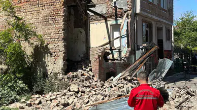 İstanbul depreminde Fatih’teki metruk bina çöktü: Durum kontrol altında