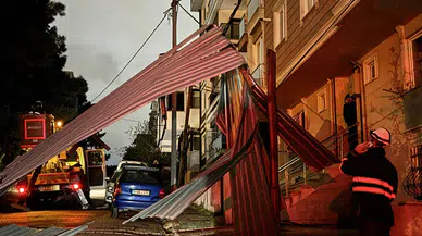 İstanbul’da fırtına ve sağanak yağış sonrası dev çatılar ve ağaçlar yola düştü