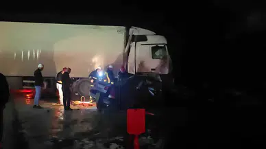 Kontrolden çıkan Tır otomobilin üzerine devrildi: Genç sürücü hayatını kaybetti