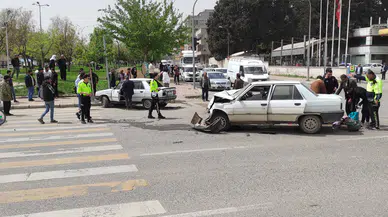 Şanlıurfa Akçakale caddesi'nde iki araç kafa kafaya çarpıştı: 8 yaralı