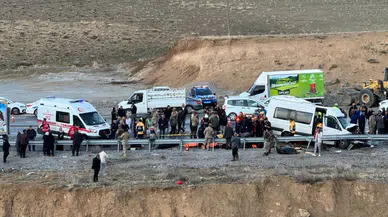 Van’da minibüs ile kamyonet kafa kafaya çarpıştı: 6 ölü, 8 yaralı