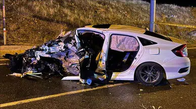 Van’da tabela direğine çarpan otomobilde 3 ölü, 2 yaralı