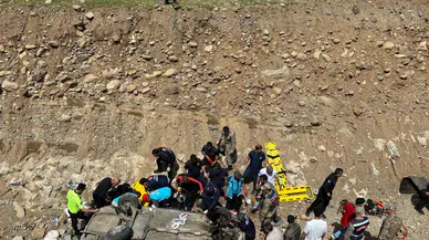 Bingöl’de sürücü kontrolü kaybetti, otomobil dereye uçtu