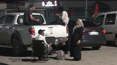 Tahliyeler başladı, aileler cezaevi önünde bekliyor