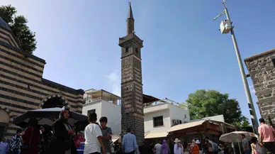 Ziyaretçilerin yeni ritüeli: Dört Ayaklı Minare etrafında yedi tur