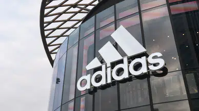 Adidas'ın yeni sandaletleri eleştirilerin odağında: Tasarımcı özür diledi
