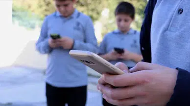 Öğretmen sınıfta cep telefonu kullanması yasaklandı