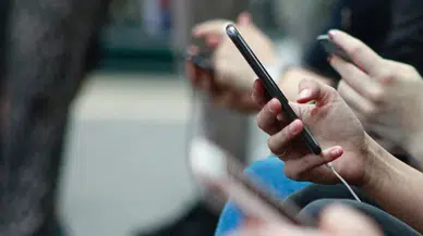 Güney Kore’de derslerde telefon yasaklandı