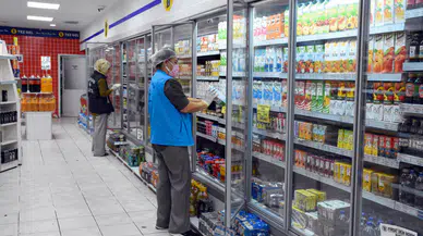 Diyarbakır’da tarihi geçmiş 1 ton gıda ürünü imha edildi