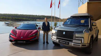 İstanbul’da suda yüzen ve zıplayan araçlarını sergilendi