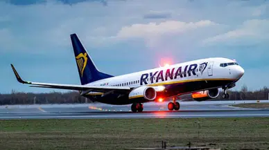 Ryanair uçağı pasaport kriziyle Paris’e indi: Yolculardan biri pasaportunu yedi, diğeri tuvalete attı