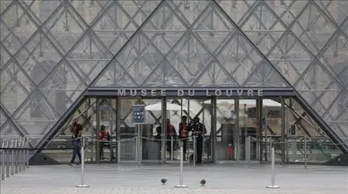 Fransa'da Louvre Müzesi soygunuyla bağlantılı 2 kişi tutuklandı