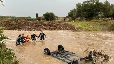 Foça'da sel: Bir kişi kayboldu