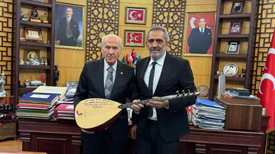 Yavuz Bingöl’den Devlet Bahçeli’ye bağlama hediyesi