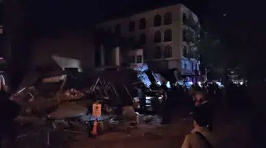 Balıkesir'de deprem: Üç bina ve bir dükkan yıkıldı