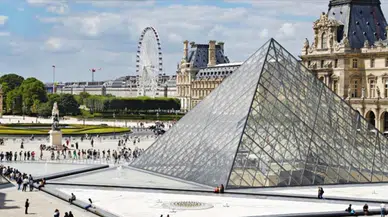 Soyulan Louvre Müzesi yeniden açıldı