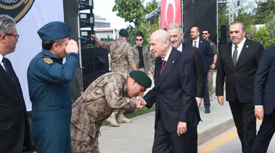 Bahçeli’nin elini öpen amir ve yardımcısından suç duyurusu