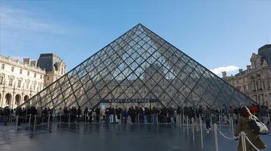 Louvre Müzesi'ne bir darbe daha: Kapatıldı!