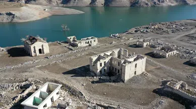 Kars'ta baraj çekildi, sular altında kalan köy ortaya çıktı