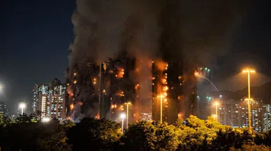 Hong Kong'da 1900 daireli site yanıyor: 13 ölü, 28 yaralı