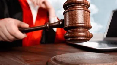 Baktığı davanın sanıkları düğününe katılan hakim, dosyadan alındı