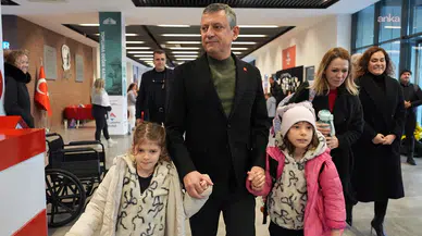 Özgür Özel, Ferdi Zeyrek’in kızlarını okula götürdü