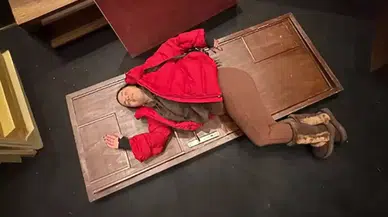 Ünlü oyuncunun kafasına sahnede kapı düştü