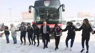 Erdoğan takım otobüsü hediye etti: -3'te halay çektiler