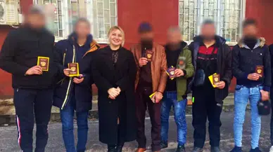 Bir Rus kadın, yabancıları savaşa işte böyle ikna ediyor