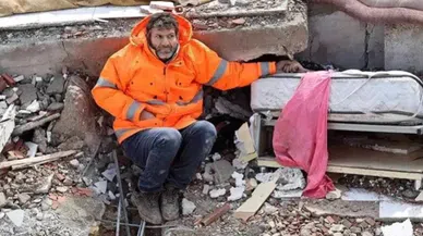 6 Şubat'ta enkazda kızının elini bırakmayan baba konuştu