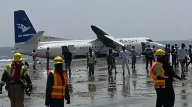 Pistten çıkan yolcu uçağı deniz kıyısına savruldu