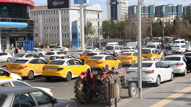 Diyarbakır'da taksiciler belediye önünde eylem yaptı