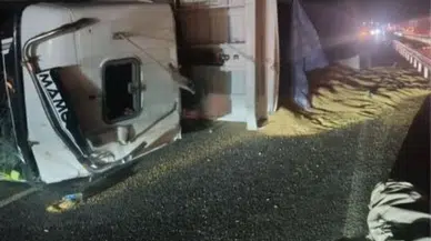 Diyarbakır'da buğday yüklü TIR devrildi